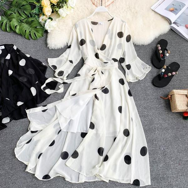 Stílusos női ruha V-nyakkal, fekete-fehér színben