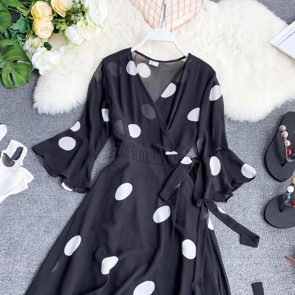 Stílusos női ruha V-nyakkal, fekete-fehér színben