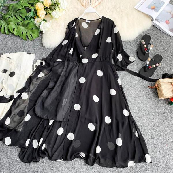 Stílusos női ruha V-nyakkal, fekete-fehér színben