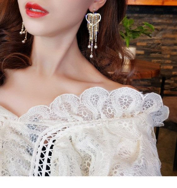 Modern női fülbevaló arany színben kövekkel és gyöngyökkel