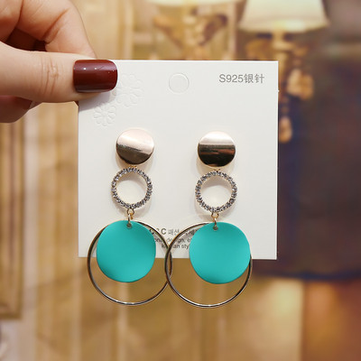 Modern női fülbevaló két színben, díszkövekkel