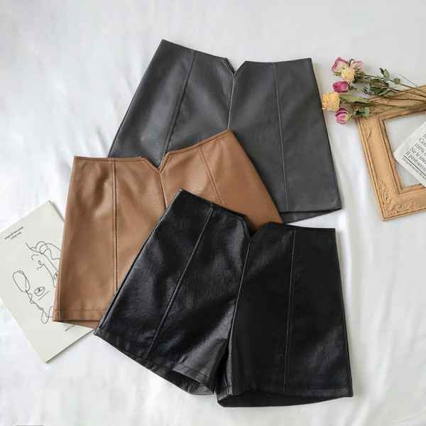 Pantaloni scurti eleganti de dama din piele ecologica in trei culori