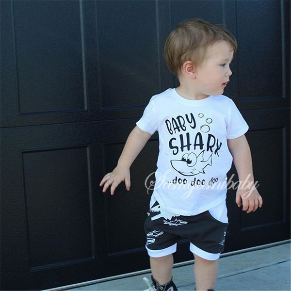 Napi gyerekkészlet fiúknak pólóval és rövidnadrággal