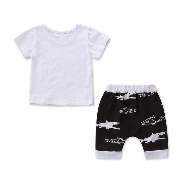 Napi gyerekkészlet fiúknak pólóval és rövidnadrággal