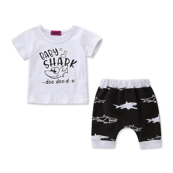 Napi gyerekkészlet fiúknak pólóval és rövidnadrággal