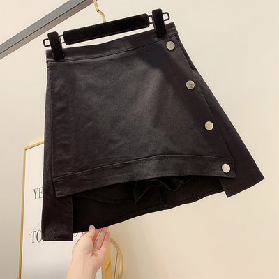 Lezser rövid női szoknya fekete-fehér színben