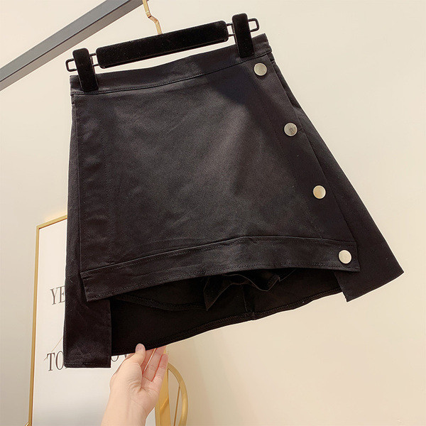 Lezser rövid női szoknya fekete-fehér színben