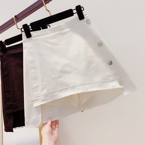 Lezser rövid női szoknya fekete-fehér színben