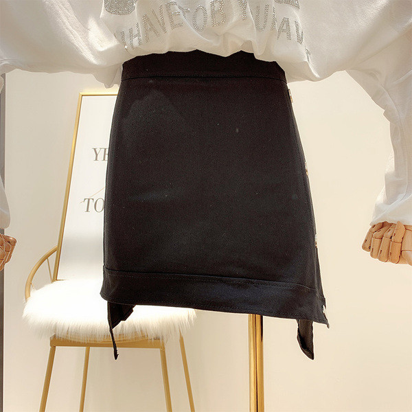 Lezser rövid női szoknya fekete-fehér színben