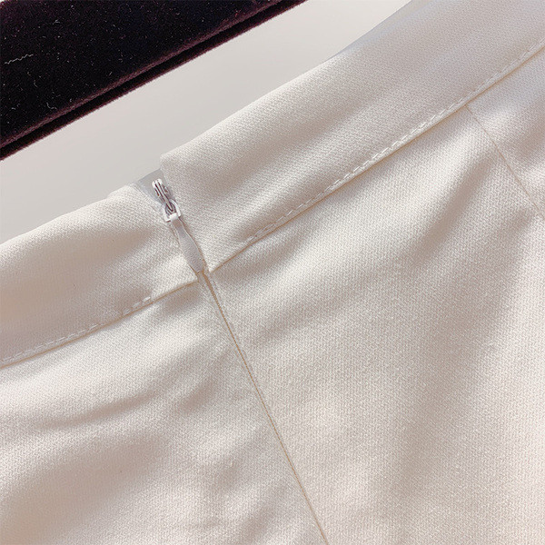 Lezser rövid női szoknya fekete-fehér színben