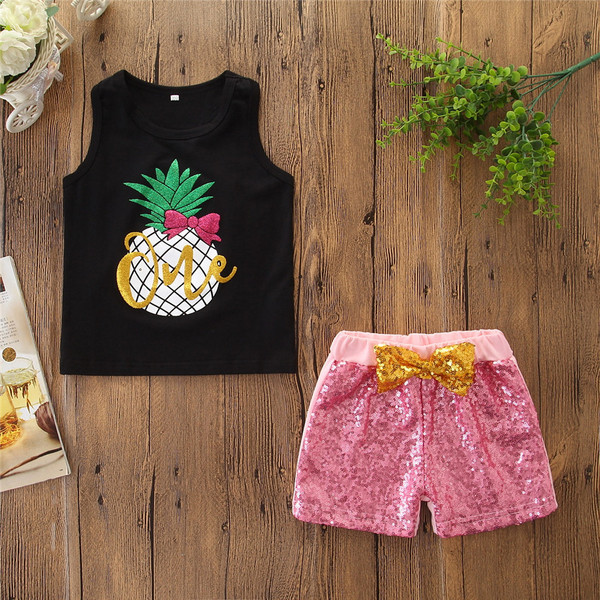 Modern gyerekszett lányoknak, melyben egy rátétes felső és egy flitteres rövidnadrág található