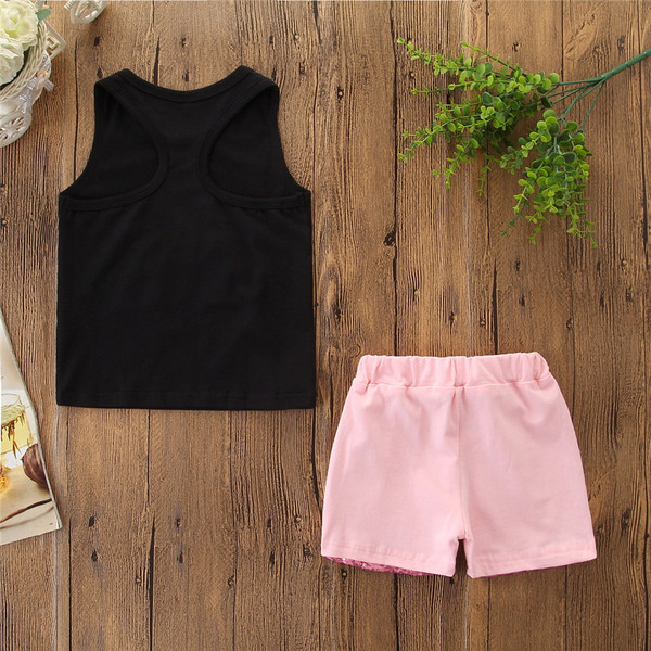 Modern gyerekszett lányoknak, melyben egy rátétes felső és egy flitteres rövidnadrág található