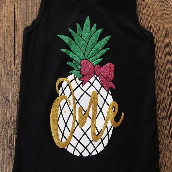 Modern gyerekszett lányoknak, melyben egy rátétes felső és egy flitteres rövidnadrág található