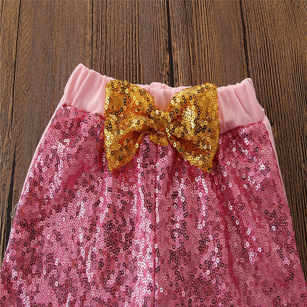 Modern gyerekszett lányoknak, melyben egy rátétes felső és egy flitteres rövidnadrág található