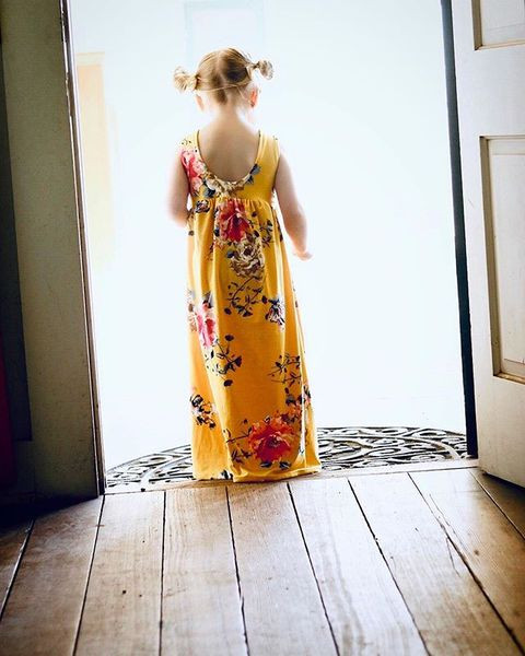 Stílusos hosszú gyerekruha sárga színben virágos motívumokkal