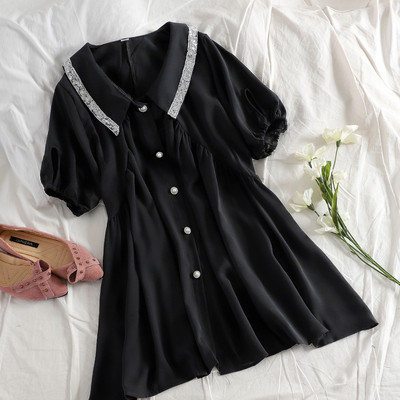 Κομψό γυναικείο φόρεμα με κολάρο και πούλιες σε μαύρο και άσπρο χρώμα