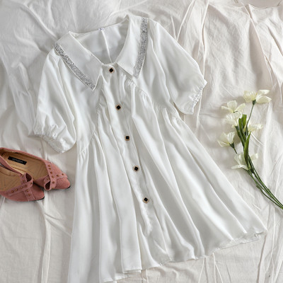 Κομψό γυναικείο φόρεμα με κολάρο και πούλιες σε μαύρο και άσπρο χρώμα