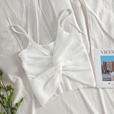 Vékony pántokkal ellátott, rövid női felső, többféle színben