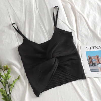 Vékony pántokkal ellátott, rövid női felső, többféle színben