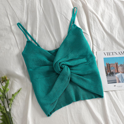 Vékony pántokkal ellátott, rövid női felső, többféle színben