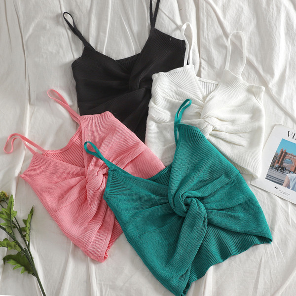 Vékony pántokkal ellátott, rövid női felső, többféle színben