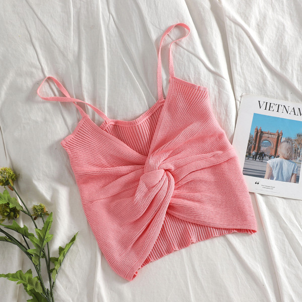 Vékony pántokkal ellátott, rövid női felső, többféle színben