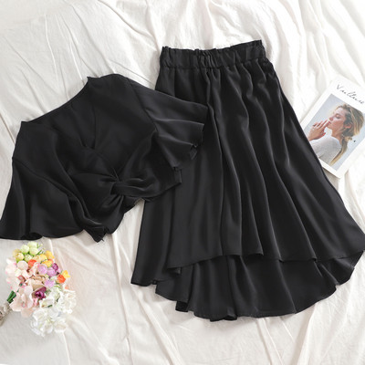 Stílusos női szett, amely egy rövid blúzt és egy magas derékú szoknyát tartalmaz, több színben