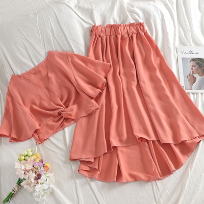 Stílusos női szett, amely egy rövid blúzt és egy magas derékú szoknyát tartalmaz, több színben