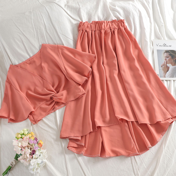 Stílusos női szett, amely egy rövid blúzt és egy magas derékú szoknyát tartalmaz, több színben