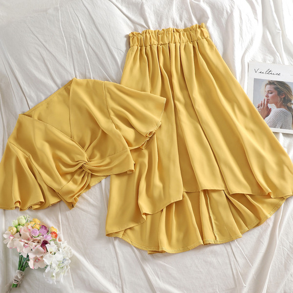 Stílusos női szett, amely egy rövid blúzt és egy magas derékú szoknyát tartalmaz, több színben