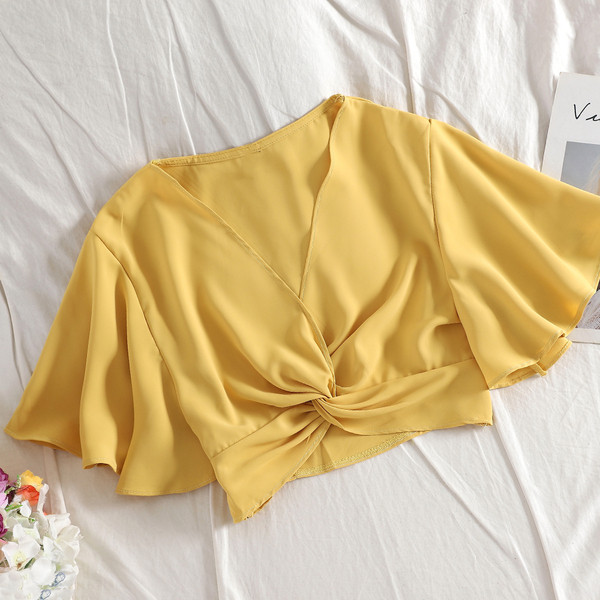 Stílusos női szett, amely egy rövid blúzt és egy magas derékú szoknyát tartalmaz, több színben