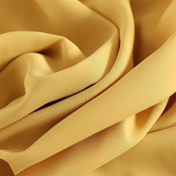 Stílusos női szett, amely egy rövid blúzt és egy magas derékú szoknyát tartalmaz, több színben