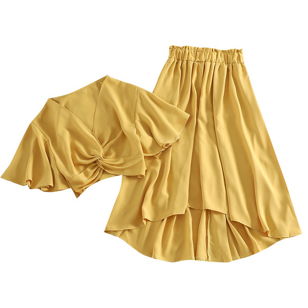 Stílusos női szett, amely egy rövid blúzt és egy magas derékú szoknyát tartalmaz, több színben
