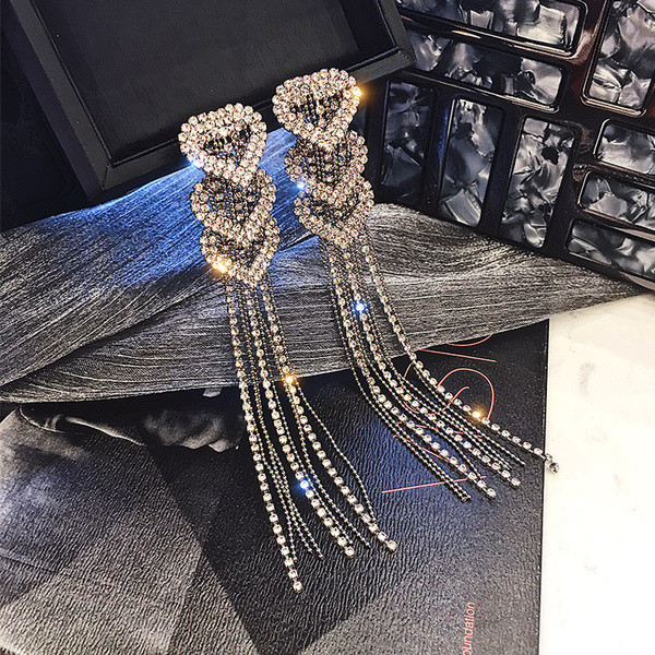 Hosszú női fülbevaló ezüst színben kövekkel