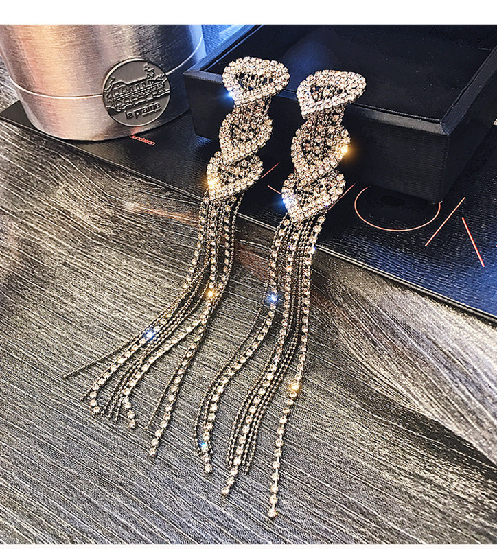 Hosszú női fülbevaló ezüst színben kövekkel