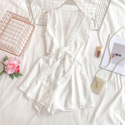 Modern női overall mély nyakkivágással és fekete-fehér nyakkendővel