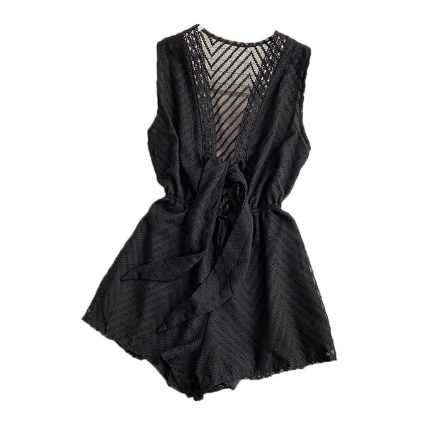 Modern női overall mély nyakkivágással és fekete-fehér nyakkendővel