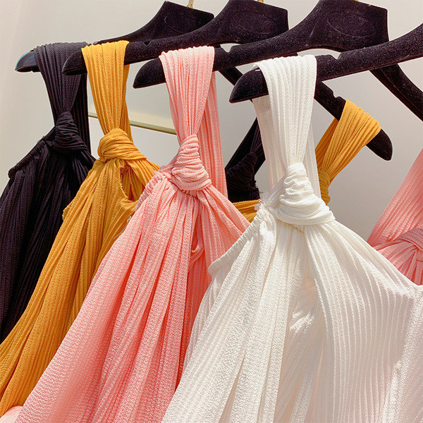 Stílusos női felső, vastag pántokkal és V-nyakú, többféle színben