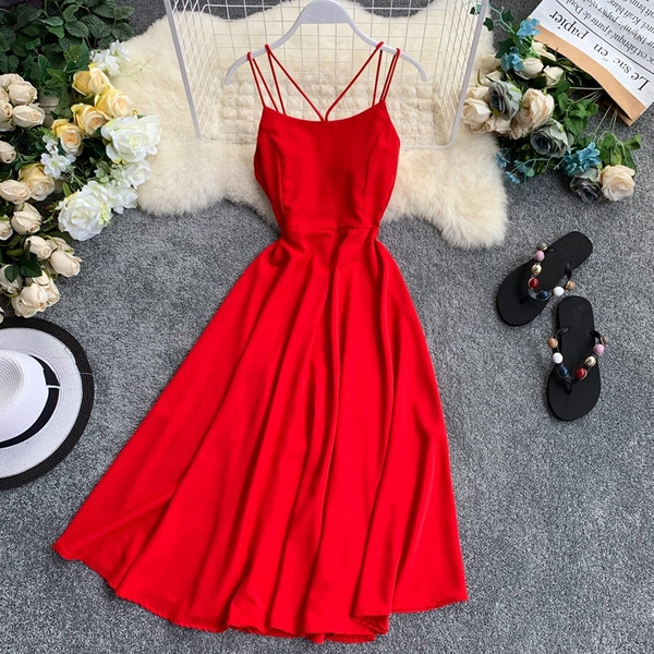 Aktuális női ruha szabású modell vékony pántokkal több színben