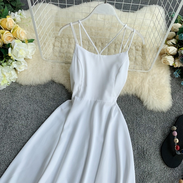 Aktuális női ruha szabású modell vékony pántokkal több színben