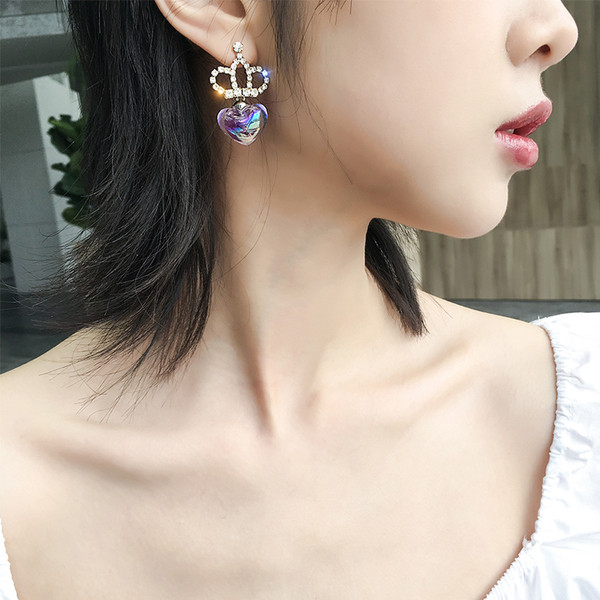 Díszkövekkel díszített női fülbevaló új modellje