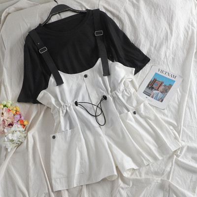 Hétköznapi női szett, amely egy rövid overallt és egy pólót tartalmaz több színben