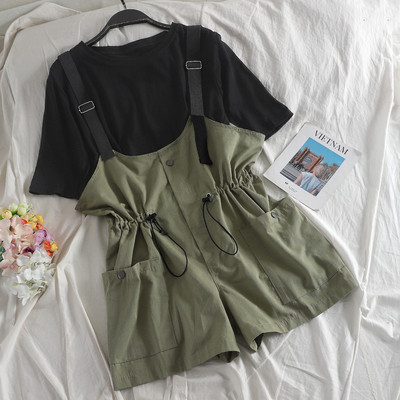 Hétköznapi női szett, amely egy rövid overallt és egy pólót tartalmaz több színben