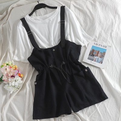 Hétköznapi női szett, amely egy rövid overallt és egy pólót tartalmaz több színben