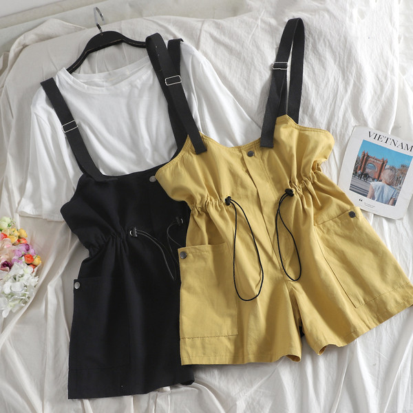 Hétköznapi női szett, amely egy rövid overallt és egy pólót tartalmaz több színben