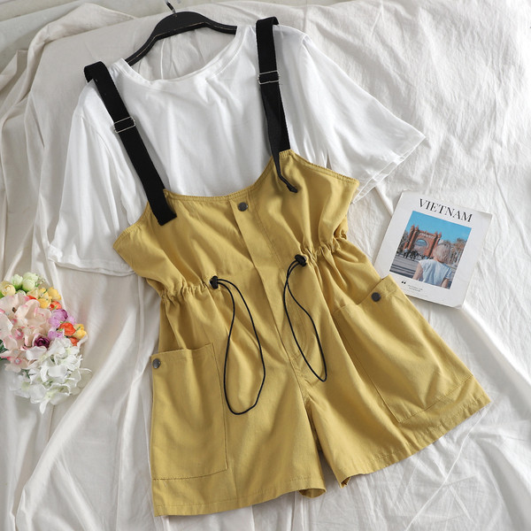 Hétköznapi női szett, amely egy rövid overallt és egy pólót tartalmaz több színben