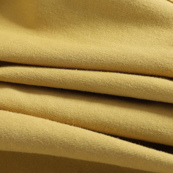 Hétköznapi női szett, amely egy rövid overallt és egy pólót tartalmaz több színben