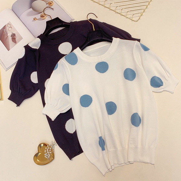 Tricou de damă modern cu puncte în alb și negru