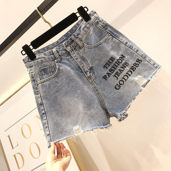 Ежедневни дамски къси панталони с надпис и разкъсани мотиви 