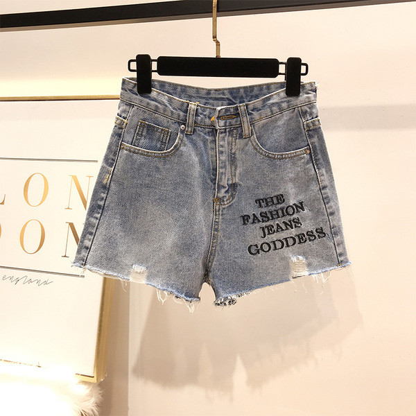 Ежедневни дамски къси панталони с надпис и разкъсани мотиви 